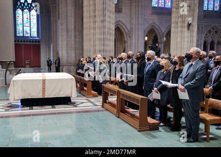 Reportage: Le président Joe Biden assiste aux funérailles de l'ancienne secrétaire d'État Madeleine Albright, mercredi, 27 avril 2022, à la cathédrale nationale de Washington Banque D'Images