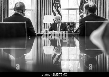 Reportage: Le Président Joe Biden prépare avec le personnel avant les réunions avec les membres du Congrès, mardi, 26 avril 2022, dans le Bureau ovale Banque D'Images