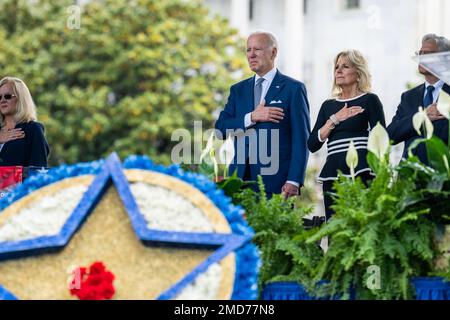 Reportage : le président Joe Biden et la première dame Jill Biden assistent au service commémoratif des officiers nationaux de la paix, dimanche, 15 mai 2022, aux États-Unis Capitole Banque D'Images