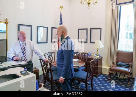 Reportage: Le président Joe Biden parle avec le conseiller principal Mike Donilon dans le bureau de l'aile ouest de Donilon avant de quitter la Maison Blanche pour son voyage en Caroline du Nord, jeudi, 14 avril 2022. Banque D'Images