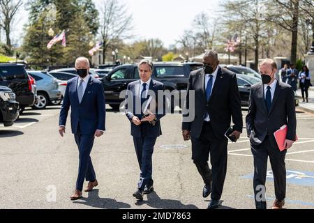 Reportage: Le président Joe Biden marche avec le secrétaire à la Défense Lloyd Austin, le secrétaire d'État Antony Blinken et le conseiller à la sécurité nationale Jake Sullivan de l'autre côté de l'avenue de l'exécutif ouest à la Maison Blanche, lundi, 11 avril 2022, en route vers l'aile ouest. Banque D'Images