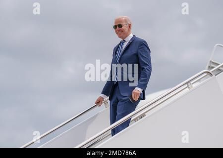 Reportage: Le président Joe Biden débarque la Force aérienne One à l'aéroport international de Piedmont Triad à Greensboro, en Caroline du Nord, jeudi, 14 avril 2022. Banque D'Images