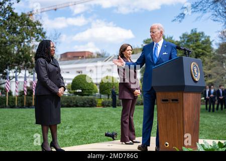 Reportage: Le président Joe Biden, accompagné du vice-président Kamala Harris, prononce un discours sur la confirmation du juge de la Cour suprême Ketanji Brown Jackson, vendredi, 8 avril 2022, sur la pelouse sud de la Maison Blanche Banque D'Images