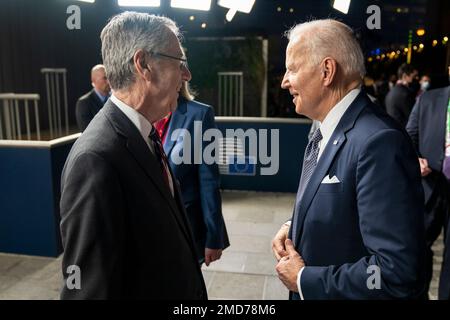 Reportage: Le président Joe Biden arrive au siège du Conseil européen à Bruxelles, jeudi, 24 mars 2022, et est accueilli par les États-Unis M. Mark Gitenstein, ambassadeur auprès de l'Union européenne Banque D'Images