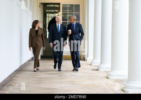 Reportage: Le président Joe Biden, le vice-président Kamala Harris et l'ancien président Barack Obama marchent le long de la Colonnade occidentale de la Maison Blanche mardi, 5 avril 2022 Banque D'Images
