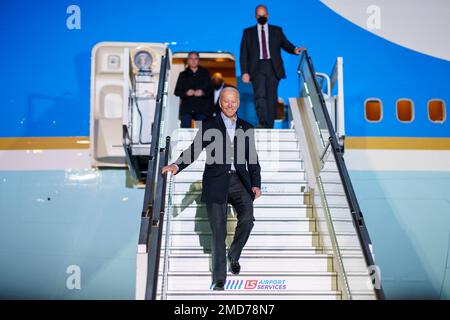 Reportage: Le Président Joe Biden débarque la Force aérienne One à l'aéroport international Chopin de Varsovie, vendredi, 25 mars 2022 Banque D'Images