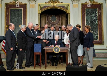 Reportage: Le président Joe Biden, accompagné du vice-président Kamala Harris, directeur par intérim du Bureau de la gestion et du budget Shalanda Young, deuxième de droite, Et la direction du Congrès, signe la Consolidated Appropriations Act de 2022, mardi, 15 mars 2022, dans la salle des traités indiens de l'immeuble Eisenhower de la Maison Blanche Banque D'Images