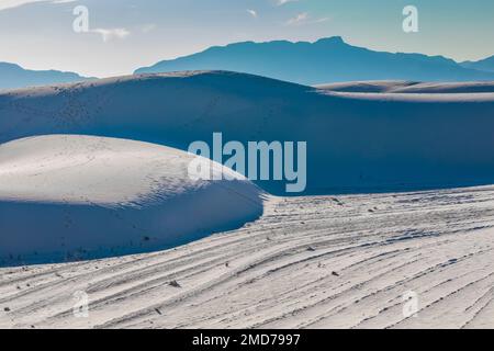 Des crêtes de sable dures entre les dunes soufflantes dans les dunes de gypse du parc national de White Sands, Nouveau-Mexique, États-Unis Banque D'Images