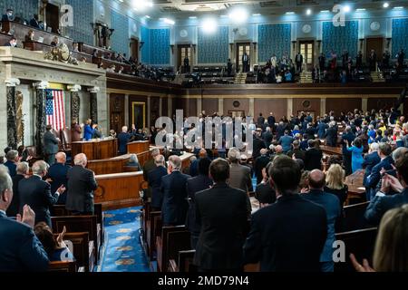 Reportage: Le Président Joe Biden remercie l'Ambassadeur d'Ukranian Oksana Markarova, qui reçoit une ovation permanente, lors de son discours sur l'état de l'Union à une session conjointe du Congrès, mardi, 1 mars 2022, dans la Chambre des représentants aux États-Unis Capitole Banque D'Images