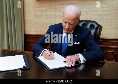 Reportage: Le président Joe Biden signe des copies de son discours sur l'État de l'Union, mardi, 1 mars 2022, dans la salle des traités de la Maison Blanche Banque D'Images