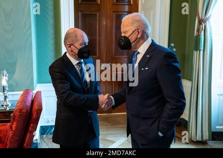 Reportage: Le président Joe Biden s'entretient avec le chancelier allemand OLAF Scholz dans la salle verte de la Maison Blanche, lundi, 7 février 2022, après avoir participé à une conférence de presse conjointe. Banque D'Images