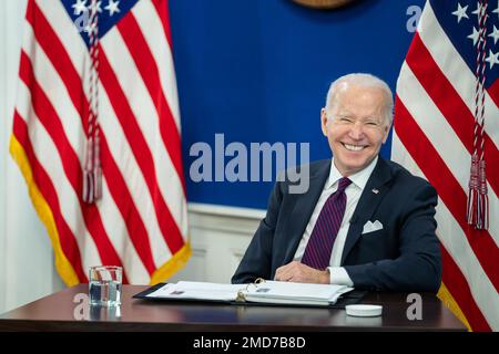 Reportage: Le Président Joe Biden assiste à une réunion virtuelle avec le Conseil des conseillers du Président sur la science et la technologie, jeudi, 20 janvier 2022, dans l'Auditorium de la Cour du Sud de l'immeuble Eisenhower Banque D'Images