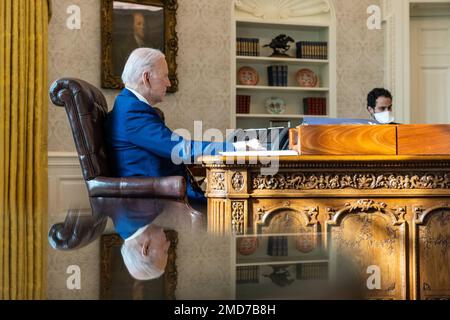 Reportage : le président Joe Biden prépare avec le personnel la réunion d'affaires de l'Association des gouverneurs nationaux, lundi, 31 janvier 2022, dans le Bureau ovale Banque D'Images