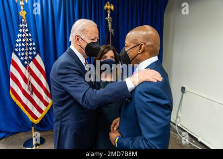 Reportage: Le président Joe Biden salue le maire de New York, Eric Adams, et Gov. Kathy Hochul, jeudi, 3 février 2022, alors qu’il arrive au siège de la NYPD à New York pour assister à une réunion sur la lutte contre la violence par les armes à feu Banque D'Images