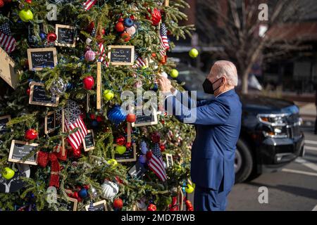 Reportage : le président Joe Biden et la première dame Jill Biden visitent un arbre de Noël dédié au Dr Biden, vendredi, 24 décembre 2021 Banque D'Images
