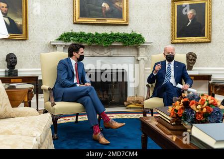 Reportage: Le président Joe Biden rencontre le premier ministre canadien Justin Trudeau, jeudi, 18 novembre 2021, dans le bureau ovale. Banque D'Images