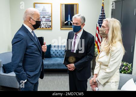 Reportage: Le président Joe Biden s'entretient avec Jérôme Powell, son candidat pour rester le président de la Réserve fédérale et Lael Brainard, le candidat pour être le vice-président de la Réserve fédérale, lundi, 22 novembre 2021, dans l'Auditorium de la Cour du Sud du bâtiment du Bureau exécutif Eisenhower Banque D'Images