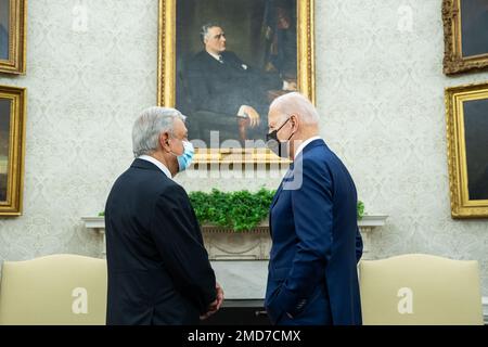 Reportage: Le président Joe Biden rencontre le président mexicain Andrés Manuel López Obrador, jeudi, 18 novembre 2021, dans le Bureau ovale Banque D'Images