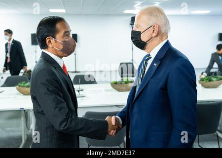 Reportage: Le Président Joe Biden s'entretient avec le Président indonésien Joko Widodo après leur réunion bilatérale, lundi, 1 novembre 2021, au cours de l'ONU de COP26 Conférence sur les changements climatiques Banque D'Images