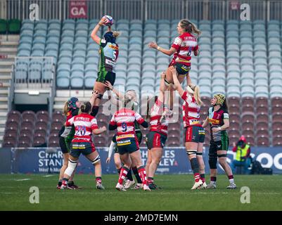 Twickenham Stoop, ANGLETERRE : Sarah Bonar de Harlequins gagne la ligne avec ZOE ALDROFT de Gloucester dans la ligne de l'action lors du match féminin de Allianz Premiership 22 entre Harlequins vs Gloucester - Hartpury , Twickenham Stoop Stadium England-1-2023 Banque D'Images