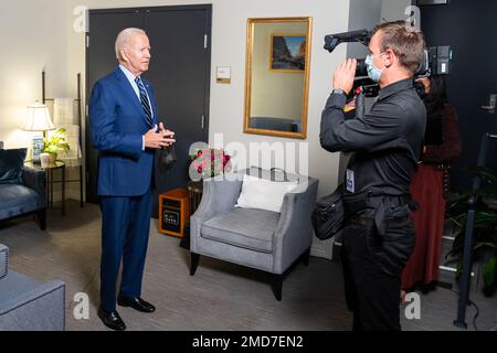 Reportage: Le président Joe Biden enregistre un message vidéo après avoir reçu une photo de rappel COVID-19, lundi, 27 septembre 2021, dans l'Auditorium de la Cour du Sud de l'immeuble Eisenhower de la Maison Blanche Banque D'Images