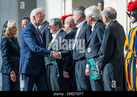Reportage: Le président Joe Biden et la première dame Jill Biden arrivent au Vatican, vendredi, 29 octobre. 2021 Banque D'Images