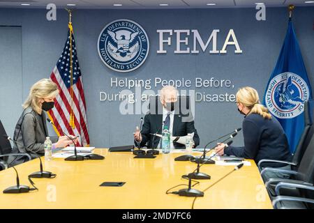 Reportage: Le président Joe Biden, accompagné de l'administratrice de l'Agence fédérale de gestion des urgences (FEMA) Deanne Criswell, à droite, et de la conseillère adjointe à la sécurité nationale Liz Sherwood-Randall, reçoit une séance d'information sur l'ouragan Ida, le dimanche 29 août 2021, au siège de la FEMA Banque D'Images