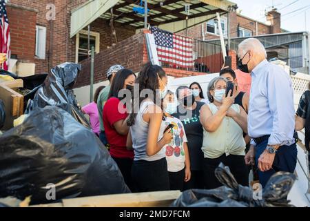 Reportage: Le président Joe Biden visite le quartier d'Elmhurst est à Queens, New York, mardi, 7 septembre 2021, Et des visites avec des résidents touchés par les inondations causées par l'ouragan Ida Banque D'Images