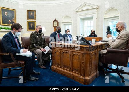 Reportage: Le président Joe Biden reçoit un exposé sur les vaccins COVID-19, vendredi, 6 août 2021, dans le Bureau ovale de la Maison Blanche Banque D'Images