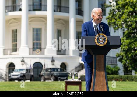 Reportage: Le président Joe Biden prononce un discours lors d'un événement de voitures propres, jeudi, 5 août 2021, sur la pelouse sud de la Maison Blanche Banque D'Images