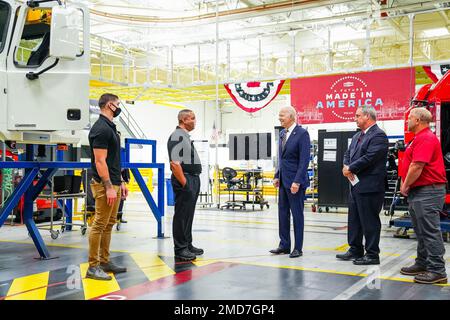 Reportage: Le président Joe Biden visite mercredi à Macungie, en Pennsylvanie, 28 juillet 2021 l'usine de fabrication de Mack-Lehigh Valley Banque D'Images