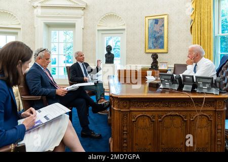 Reportage: Le président Joe Biden, accompagné du conseiller médical en chef du président, le Dr Anthony Fauci, passe en revue les remarques qu'il prononcera sur la COVD-19 et l'économie mardi, 27 juillet 2021, dans le Bureau ovale de la Maison Blanche Banque D'Images