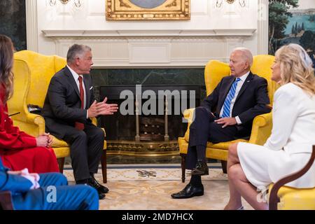 Reportage: Le président Joe Biden et la première dame Jill Biden rencontrent le roi Abdallah II, la reine Rania, et le prince héritier Al Hussein Bin Abdullah II de Jordanie, lundi, 19 juillet 2021, dans la salle de réception diplomatique de la Maison Blanche Banque D'Images