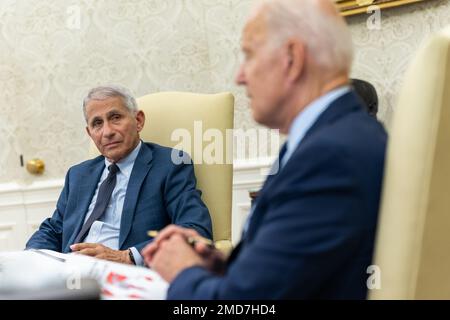 Reportage: Le président Joe Biden reçoit un exposé du Dr Anthony Fauci sur la COVID-19, vendredi, 16 juillet 2021, dans le Bureau ovale de la Maison Blanche Banque D'Images