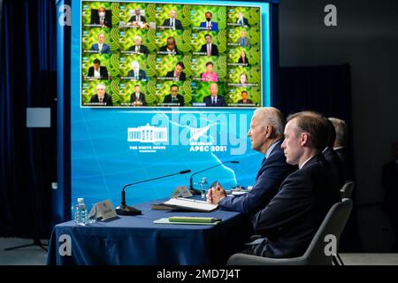 Reportage: Le président Joe Biden a prononcé des discours pratiquement à la retraite des dirigeants de la coopération économique Asie-Pacifique (APEC), vendredi, à 16 juillet 2021, dans l'Auditorium de la Cour du Sud, dans l'immeuble Eisenhower du Bureau exécutif de la Maison Blanche Banque D'Images