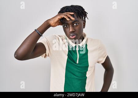 Homme africain avec des dreadlocks debout sur un fond isolé inquiet et stressé au sujet d'un problème avec la main sur le front, nerveux et anxieux pour les cras Banque D'Images