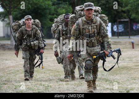 ÉTATS-UNIS Les soldats affectés à des unités du Commandement de l'entraînement de l'Armée 7th (7ATC) et du V corps se précipitent jusqu'à la ligne d'arrivée de la portion de marche de ruck lors de la compétition de la meilleure équipe de niveau 7ATC/V corps à la zone d'entraînement de Grafenwoehr, en Allemagne, au 14 juillet 2022. Des équipes de partout aux États-Unis L'armée européenne et l'Afrique testent leur compétence tactique, leur communication et leur cohésion globale alors qu'elles se disputent le titre de Best Squad. Gagner des États-Unis Les escadrons de l'armée se rencontreront dans la zone d'entraînement de Grafenwoehr, en Allemagne, pour participer à la compétition pour le titre des États-Unis Armée Europe et Afrique (USAREUR-AF) meilleure équipe de 8-12 août. Banque D'Images