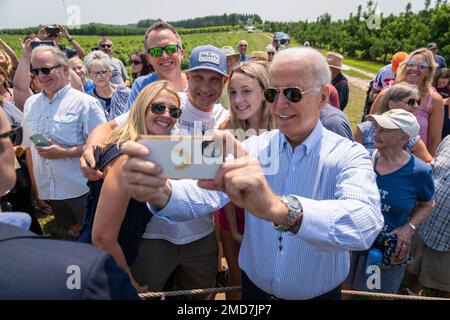 Reportage: Le président Joe Biden pose pour des photos avec les invités lors de sa visite des vergers du roi, samedi, 3 juillet 2021, dans le lac central, Michigan Banque D'Images