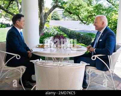 Reportage: Le président Joe Biden et le président sud-coréen Moon Jae-in déjeunent vendredi, 21 mai 2021, sur le patio du bureau ovale de la Maison Blanche. Banque D'Images