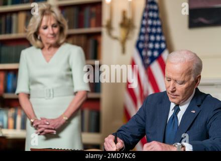 Reportage: Le président Joe Biden, accompagné de la première dame Jill Biden, signe le mois de la proclamation de l'enfant militaire mercredi, 31 mars 2021, à la Bibliothèque de la Maison Blanche Banque D'Images