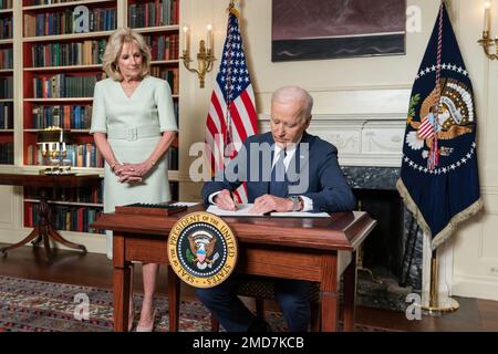 Reportage: Le président Joe Biden, accompagné de la première dame Jill Biden, signe le mois de la proclamation de l'enfant militaire mercredi, 31 mars 2021, à la Bibliothèque de la Maison Blanche Banque D'Images