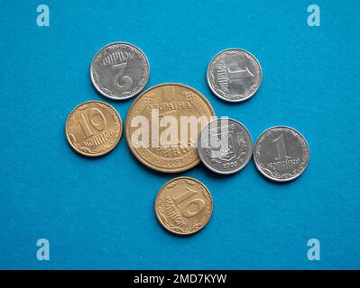 Plusieurs pièces ukrainiennes en acier et bronze, hryvnias sur fond bleu, gros plan. Monnaie nationale de l'Ukraine Banque D'Images