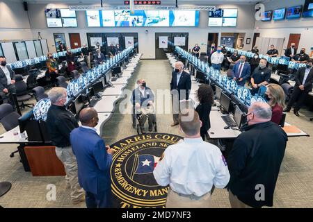 Reportage: Le président Joe Biden s'entretient avec Gov du Texas. Greg Abbott, législateurs texans et personnel du Centre des opérations d'urgence le vendredi 26 février 2021, après avoir reçu un exposé au Centre des opérations d'urgence du comté de Harris à Houston. Banque D'Images