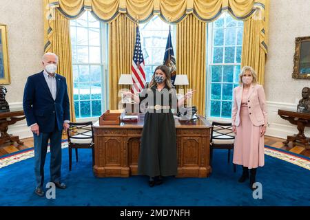 Reportage : le président Joe Biden et la première dame Jill Biden visitent Kelly Clarkson le samedi 20 février 2021, dans le Bureau ovale de la Maison Blanche. Banque D'Images