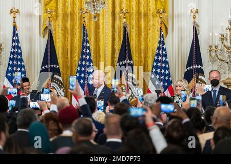 Reportage: Le président Joe Biden, accompagné de la première dame Jill Biden et du deuxième monsieur Douglas Emhoff, prononce une allocution lors d'une réception de célébration de l'Eid, lundi, 2 mai 2022, dans la salle est de la Maison Blanche. Banque D'Images