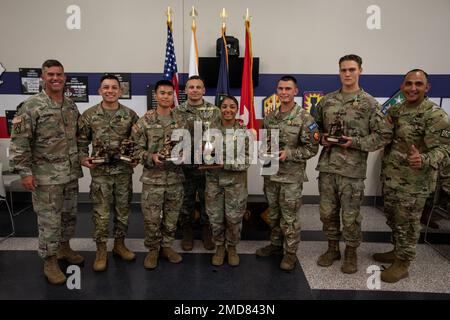 Les lauréats du concours de la meilleure équipe chimique, biologique, radiologique, nucléaire et des explosifs (CBRNE) 20th, 48the Chemical Brigade, posent pour une photo lors de la cérémonie de remise des prix à Aberdeen Proving Ground, Maryland, 14 juillet 2022. La compétition de la meilleure escouade et de la meilleure guerrière du Commandement CBRNE 20th est un événement unique utilisé pour sélectionner le meilleur officier non commandant de l’année et le meilleur soldat de l’année parmi les soldats du commandement et de ses principaux ordres subalternes. Banque D'Images