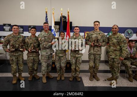 Les lauréats du concours de la meilleure équipe chimique, biologique, radiologique, nucléaire et des explosifs (CBRNE) 20th, 48the Chemical Brigade, posent pour une photo lors de la cérémonie de remise des prix à Aberdeen Proving Ground, Maryland, 14 juillet 2022. La compétition de la meilleure escouade et de la meilleure guerrière du Commandement CBRNE 20th est un événement unique utilisé pour sélectionner le meilleur officier non commandant de l’année et le meilleur soldat de l’année parmi les soldats du commandement et de ses principaux ordres subalternes. Banque D'Images