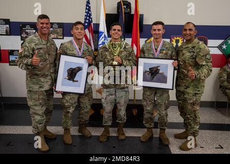 Les gagnants de la compétition de meilleur guerrier chimique, biologique, radiologique, nucléaire et explosif (CBRNE) de 20th, Best NCO est le Sgt Micah Miller, technicien en munitions explosives du Groupe Ordnance 52nd, Best Soldier est SPC. Logan Gardiner, technicien EOD de 52nd EOD, et Best Officer est CPT. John Lintner, avec la brigade chimique 48th, pose pour une photo lors de la cérémonie de remise des prix au terrain d'essai d'Aberdeen, Maryland, 14 juillet 2022. La compétition du meilleur escouade et du meilleur guerrier du Commandement CBRNE 20th est un événement unique utilisé pour sélectionner le meilleur officier non commissionné de l’année et vendu Banque D'Images