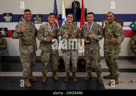 Les gagnants de la compétition de meilleur guerrier chimique, biologique, radiologique, nucléaire et explosif (CBRNE) de 20th, Best NCO est le Sgt Micah Miller, technicien en munitions explosives du Groupe Ordnance 52nd, Best Soldier est SPC. Logan Gardiner, technicien EOD de 52nd EOD, et Best Officer est CPT. John Lintner, avec la brigade chimique 48th, pose pour une photo lors de la cérémonie de remise des prix au terrain d'essai d'Aberdeen, Maryland, 14 juillet 2022. La compétition du meilleur escouade et du meilleur guerrier du Commandement CBRNE 20th est un événement unique utilisé pour sélectionner le meilleur officier non commissionné de l’année et vendu Banque D'Images