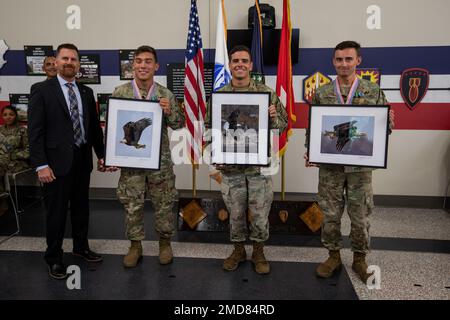 Les gagnants de la compétition de meilleur guerrier chimique, biologique, radiologique, nucléaire et explosif (CBRNE) de 20th, Best NCO est le Sgt Micah Miller, technicien en munitions explosives du Groupe Ordnance 52nd, Best Soldier est SPC. Logan Gardiner, technicien EOD de 52nd EOD, et Best Officer est CPT. John Lintner, avec la brigade chimique 48th, pose pour une photo lors de la cérémonie de remise des prix au terrain d'essai d'Aberdeen, Maryland, 14 juillet 2022. La compétition du meilleur escouade et du meilleur guerrier du Commandement CBRNE 20th est un événement unique utilisé pour sélectionner le meilleur officier non commissionné de l’année et vendu Banque D'Images